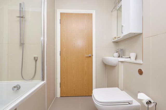 Three Bedroom Apartment By Beautiful Park Londra Dış mekan fotoğraf